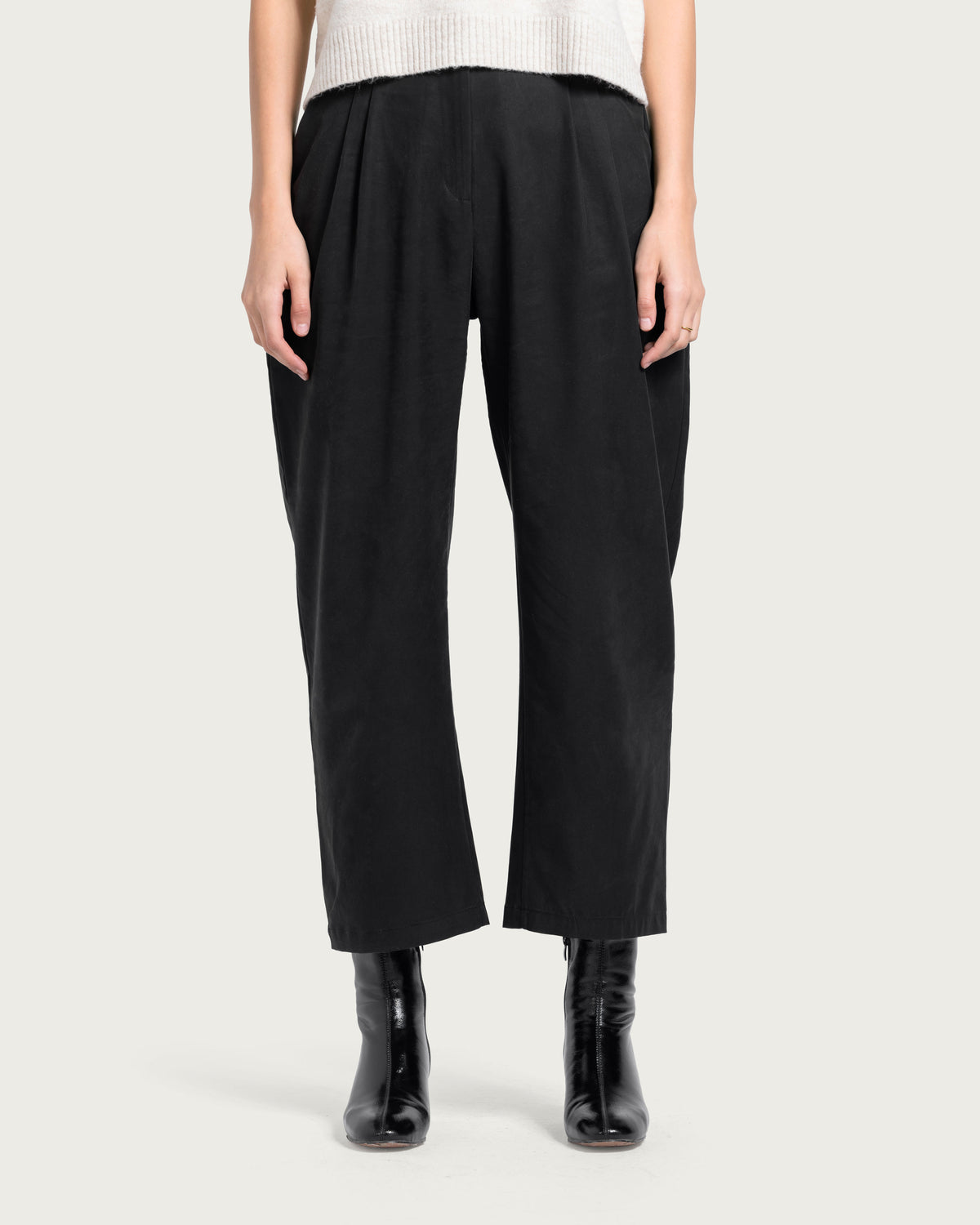 VAÏ Straight-Leg Tailored Pants - Black